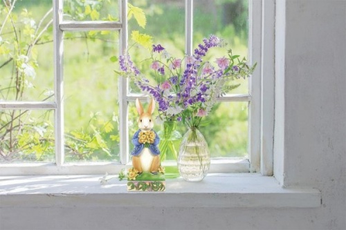 Jim Shore Peter Rabbit with Daffodils Figurine